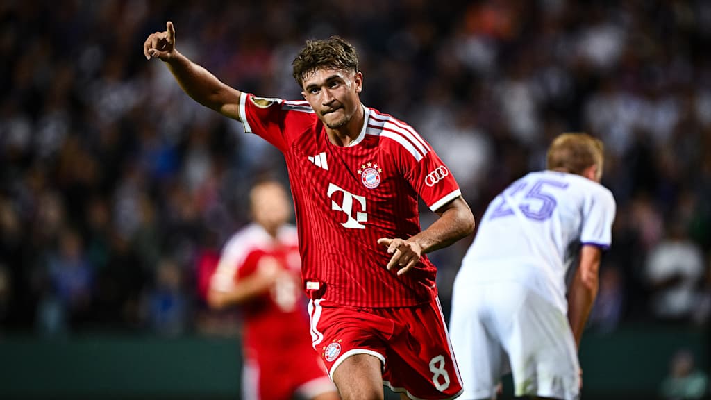 Tom Bischof jubelt mit erhobenem Zeigefinger nach dem 2:1 im Erstrundenspiel des FC Bayern im DFB-Pokal beim VfL Osnabrück