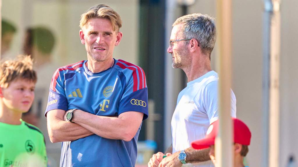Christoph Freund und Michael Wiesinger unterhalten sich.