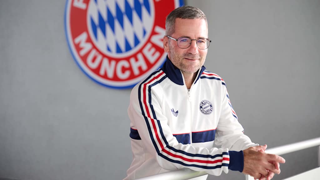 MIchael Wiesinger lehnt sich an einem Geländer an und lächelt.