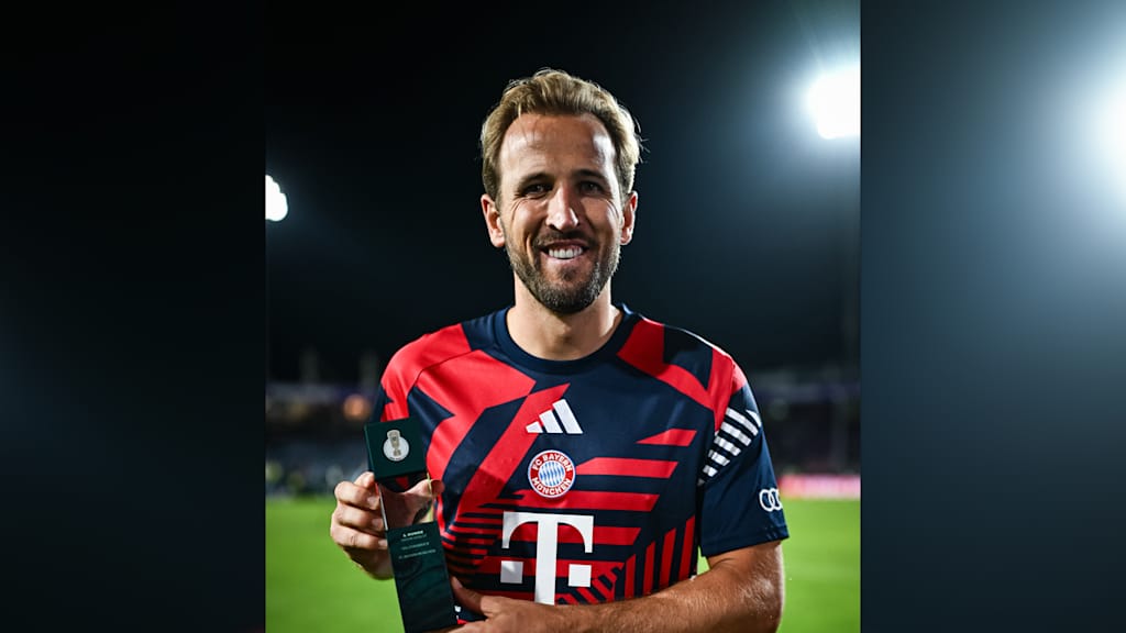 Harry Kane mit der Trophäe des Man of the Match nach dem Pokalspiel in Osnabrück