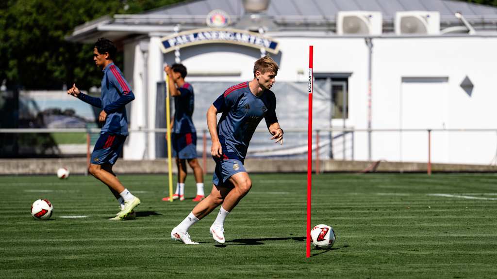 Anton Heinz dribbelt mit dem Ball im Training.