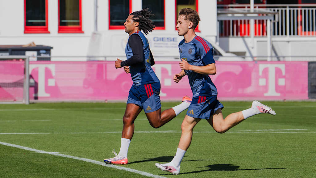Serge Gnabry und Tim Binder absolvieren Läufe auf dem Trainingsplatz des FC Bayern