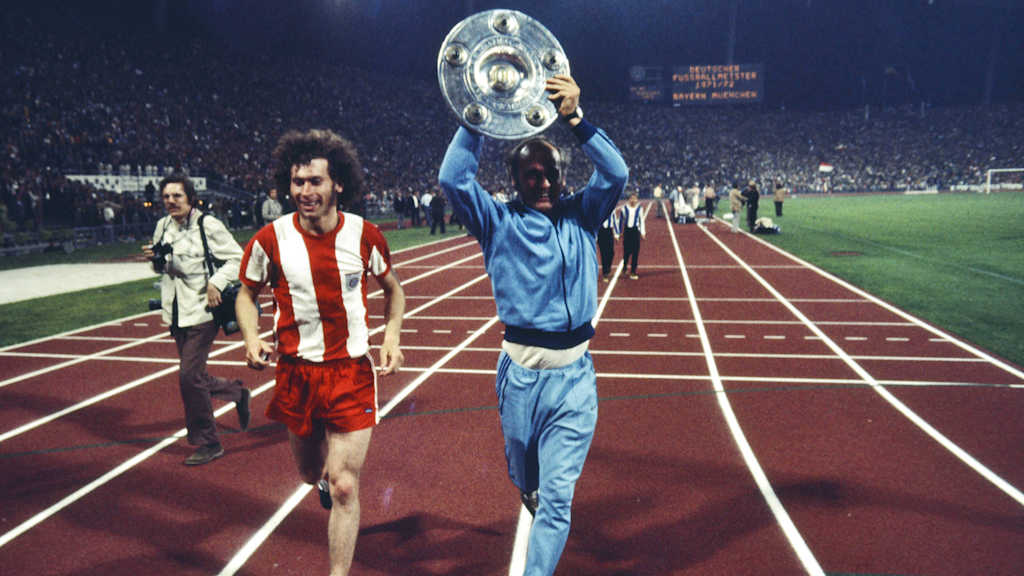 Fängt ja gut am im neuen Stadion: Paul Breitner und Udo Lattek, Schale gegen Schalke 1972.