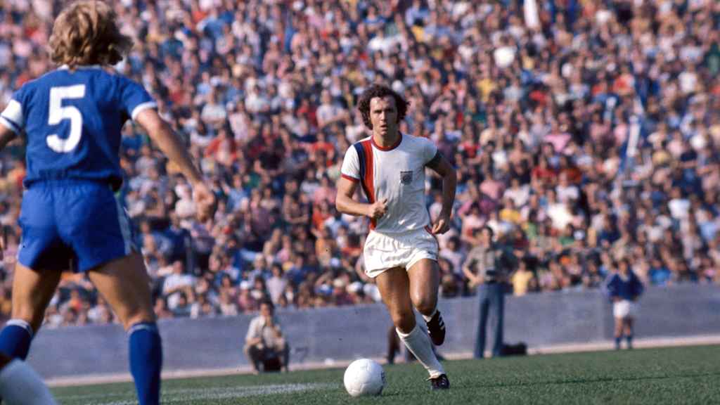 1973 auf Schalke: Franz Beckenbauer in kaiserlicher Haltung und mit Rekord-Unentschieden.