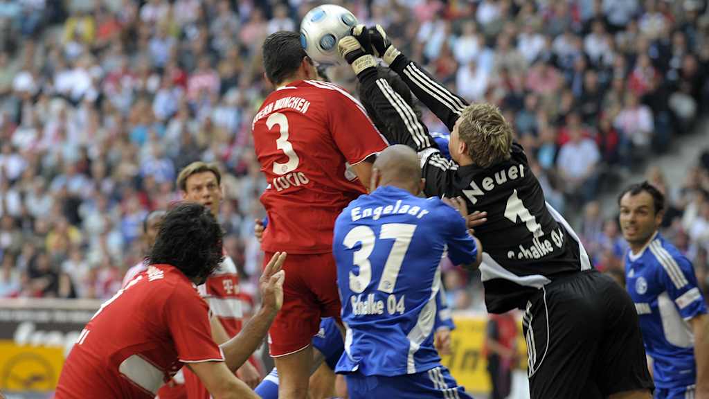 Manu fliegt – hier noch im S04-Trikot.