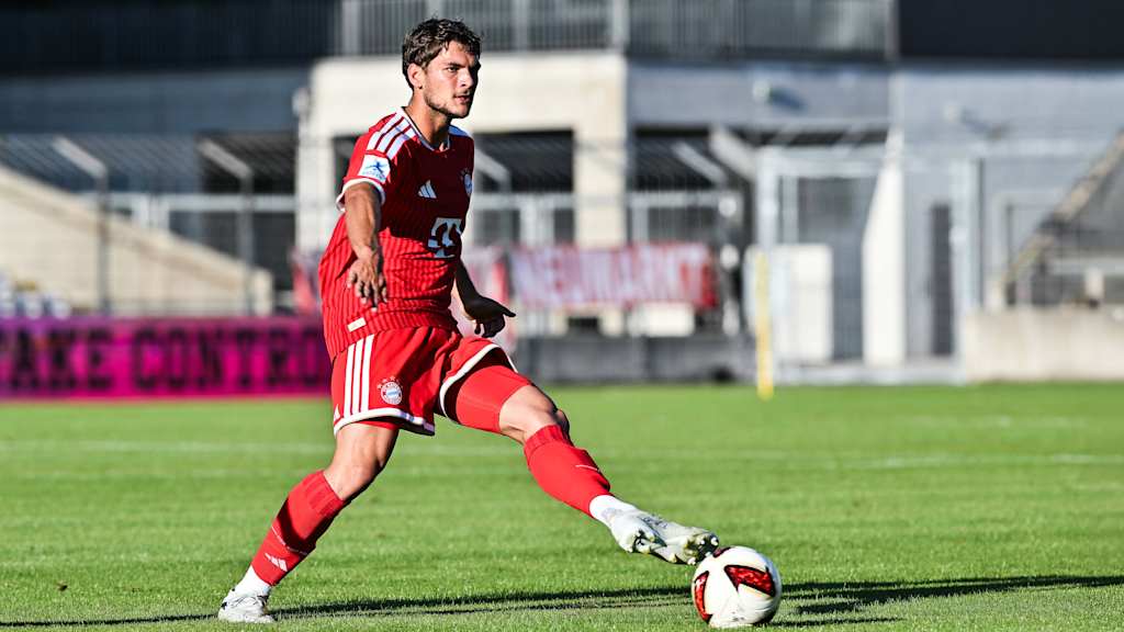 Luis Schäfer passt den Ball.