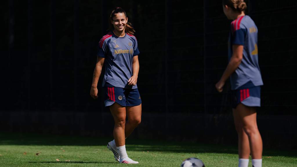 Lena Oberdorf während einer Einheit der FC Bayern Frauen.