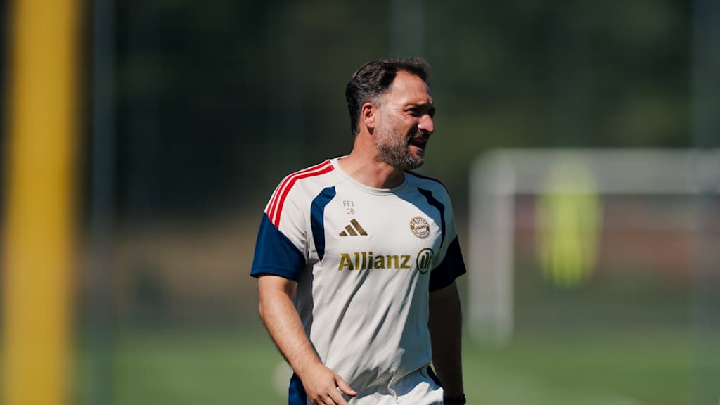 José Barcala während einer Trainingseinheit der FCB-Frauen.