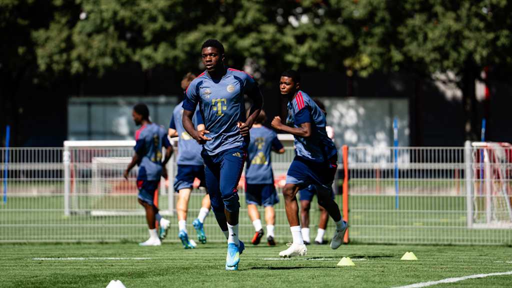 Bastian Assomo läuft im Training der Amateure.