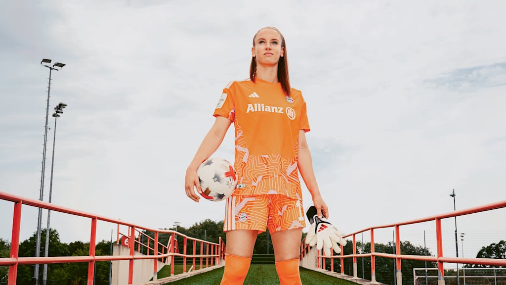 Ena Mahmutovic mit im FC Bayern Trikot und einem Ball in der Hand.