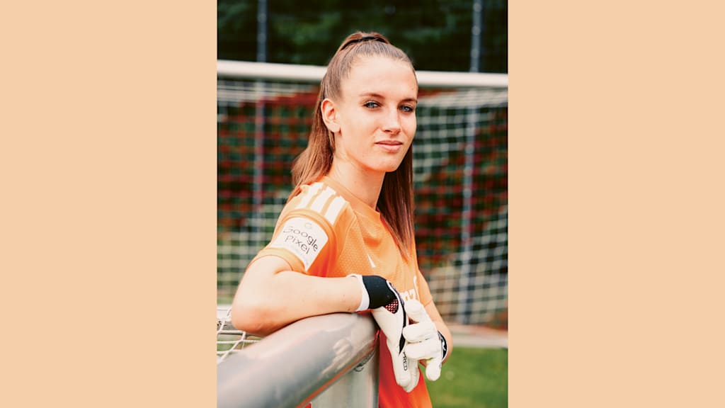 Ena Mahmutovic posiert am Tor und trägt das FC Bayern Trikot.