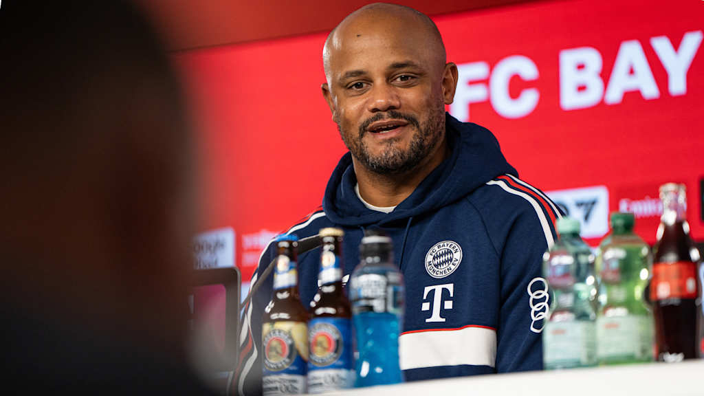Vincent Kompany im Pressetalk vor dem Bundesliga-Spiel auf Schalke