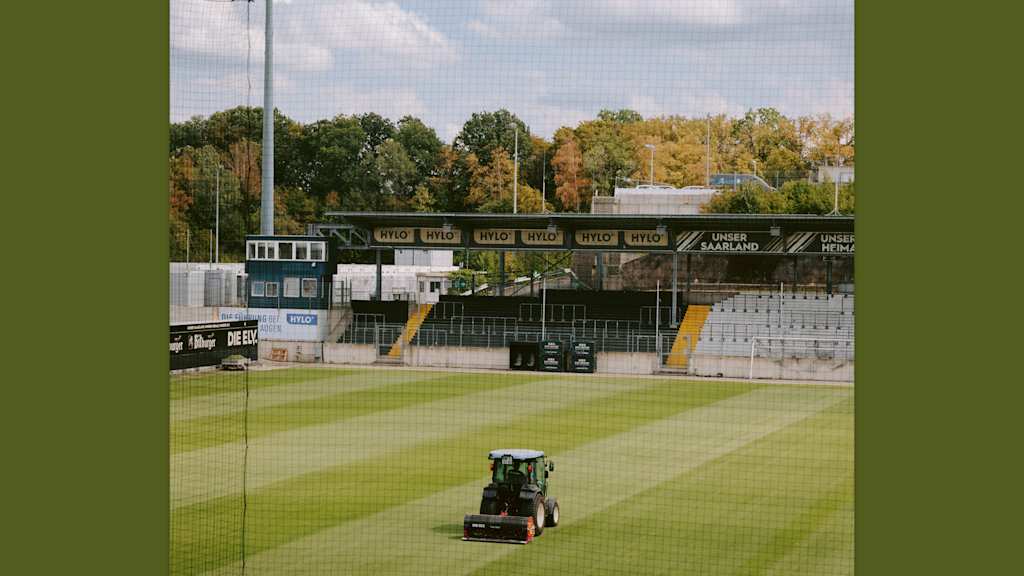 A lawnmower rides across the empty URSAPHARM-Arena an der Kaiserlinde in Elversberg