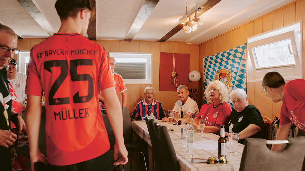 Members of the FC Bayern fan club in Elversberg at a meeting in the clubhouse.