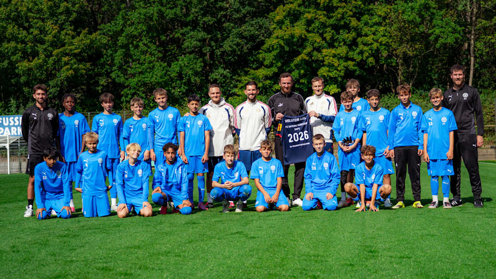 Die U14 von Holstein Kiel auf einem Gruppenfoto mit der Bayern-Delegation.