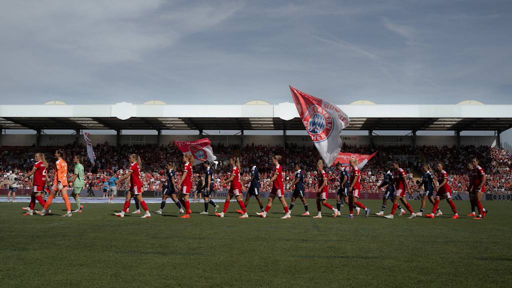 Die FC Bayern Frauen im Zuge des Heimspiels gegen Paris FC.