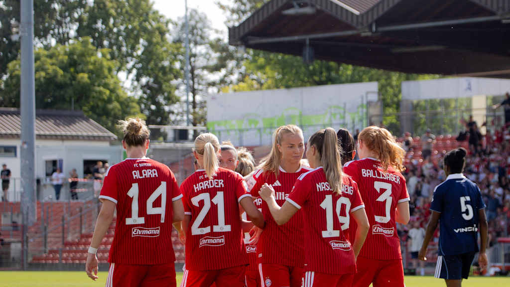 Die FC Bayern Frauen bejubeln ein Tor in Unterhaching.