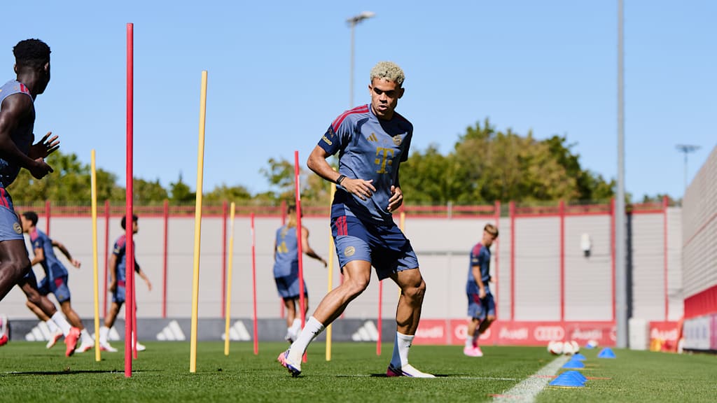 Luis Diaz rennt im Training des FC Bayern