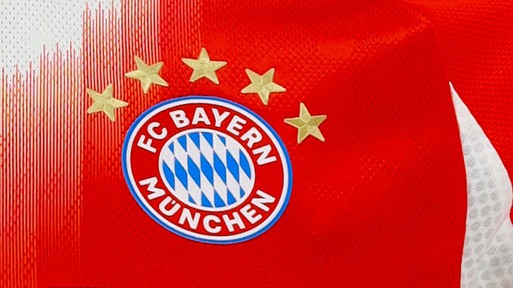 Das geschlossene FC Bayern Opus Buch wird gezeigt.