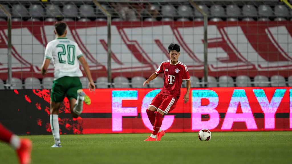Doyeon Kim bekommt einen Ball zugespielt.