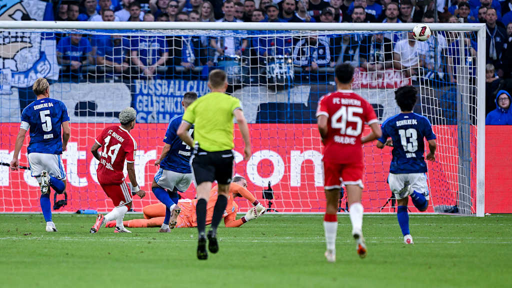 Luis Diaz schießt den Ball aus aussichtsreicher Position über das Tor im Bundesliga-Spiel des FC Bayern beim FC Schalke 04