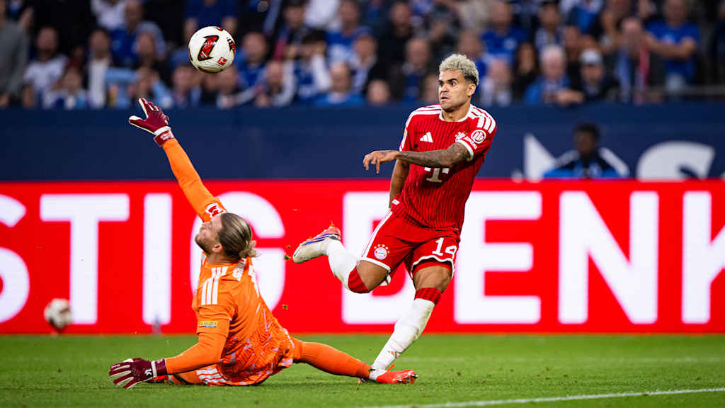 Luis Diaz versucht einen Chip über Keeper Loris Karius im Bundesliga-Spiel des FC Bayern beim FC Schalke 04