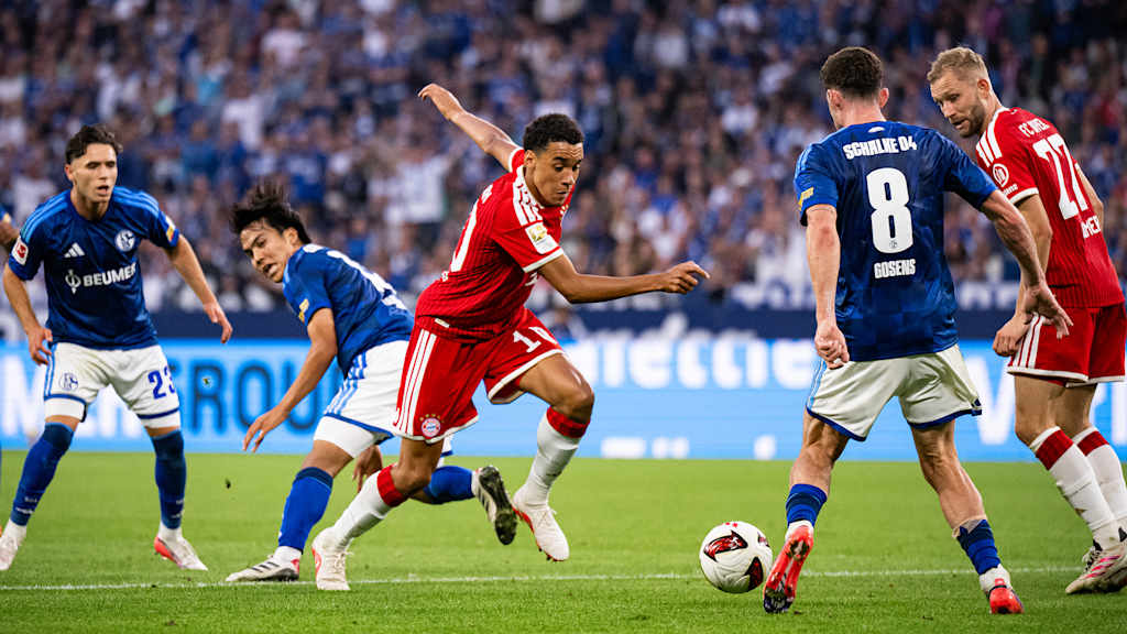 Jamal Musiala im Kampf um den Ball im Bundesliga-Spiel des FC Bayern beim FC Schalke 04