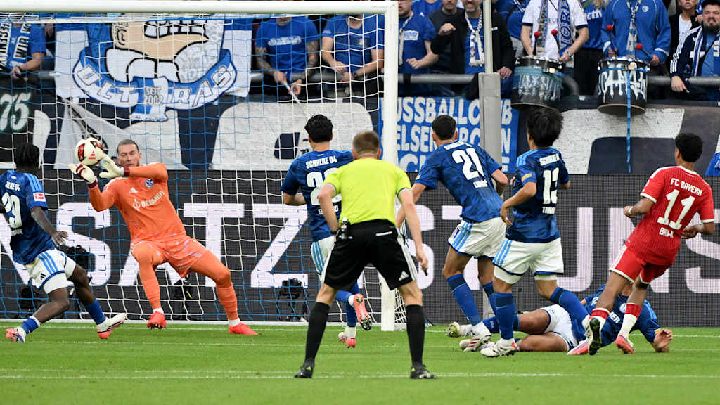 Loris Karius pariert den Schuss von Nathaniel Brown im Bundesliga-Spiel des FC Bayern beim FC Schalke 04