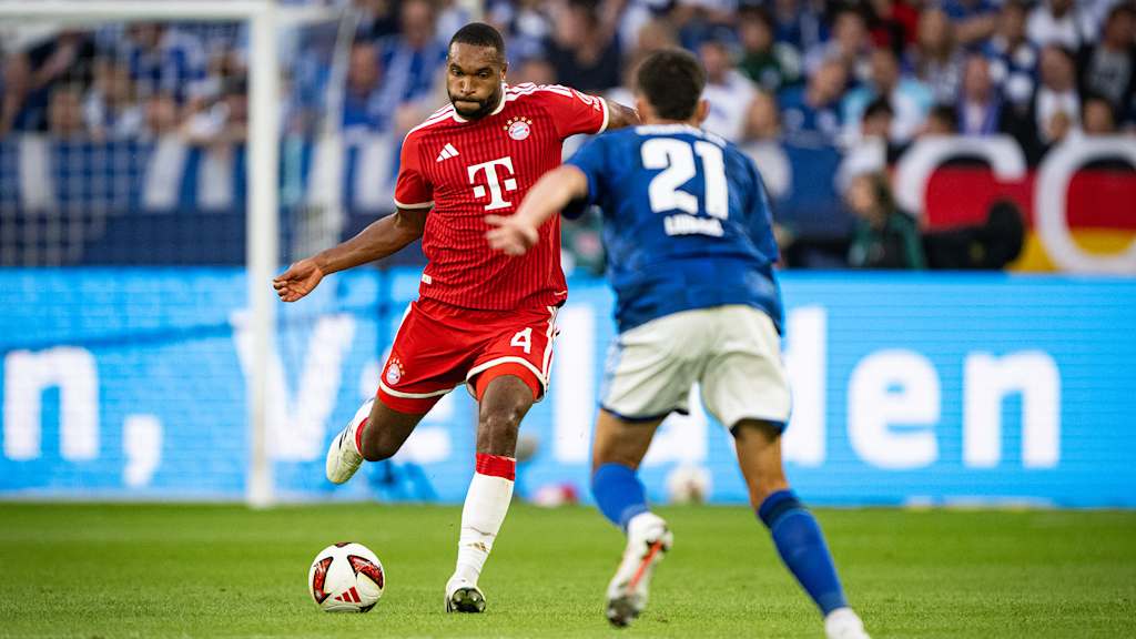 Jonathan Tah schlägt den Ball nach vorne im Bundesliga-Spiel des FC Bayern beim FC Schalke 04