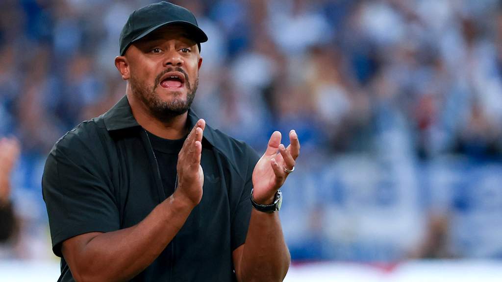 Vincent Kompany gibt Anweisungen am Spielfeldrand im Bundesliga-Spiel des FC Bayern beim FC Schalke 04