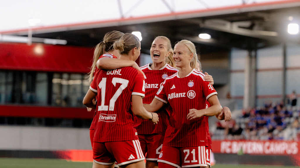 Die FC Bayern Frauen bejubeln ein Tor gegen Mainz 05.