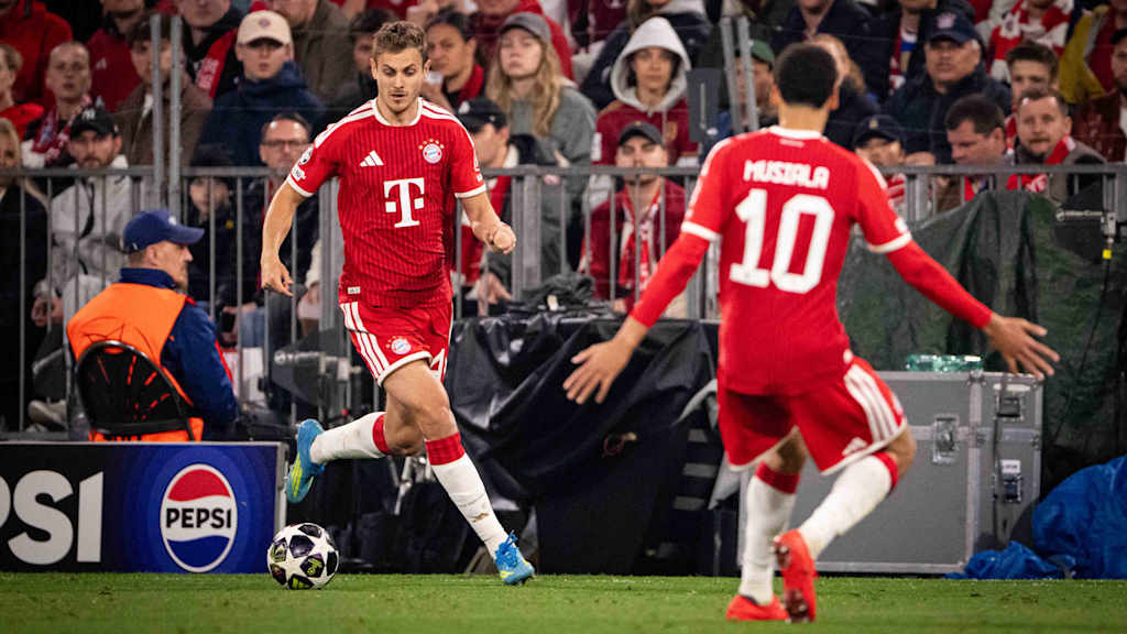 Josip Stanisic führt den Ball am Fuß.