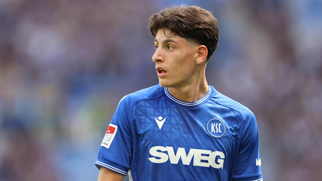 Deniz Ofli schaut im Karlsruhe-Trikot nach links.