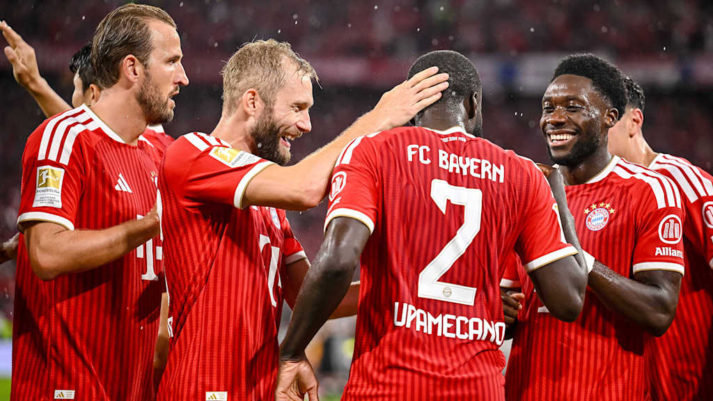 Dayot Upamecano jubelt mit den Teamkollegen nach dem 1:0 im Bundesliga-Eröffnungsspiel des FC Bayern gegen den VfB Stuttgart