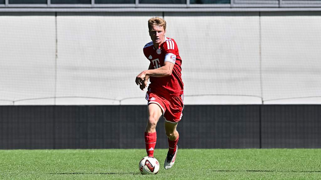 Tim Schreyer von der FC Bayern U17 dribbelt mit dem Ball.