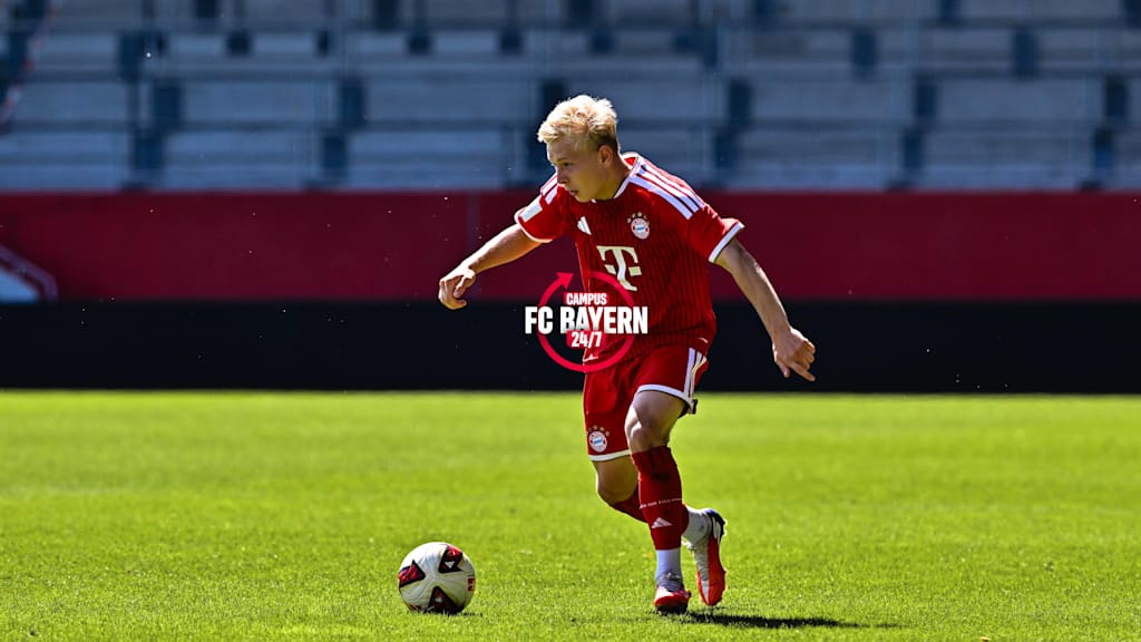 Linus Ludwig dribbelt mit dem Ball am Fuß.