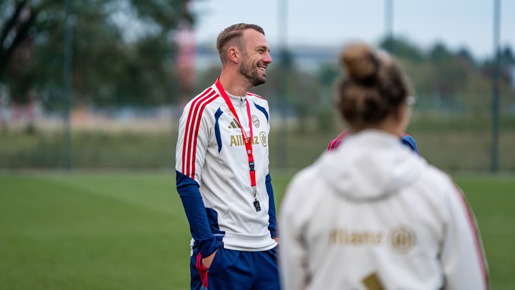 Jerome Reissacher lacht im Training der FC Bayern Frauen II