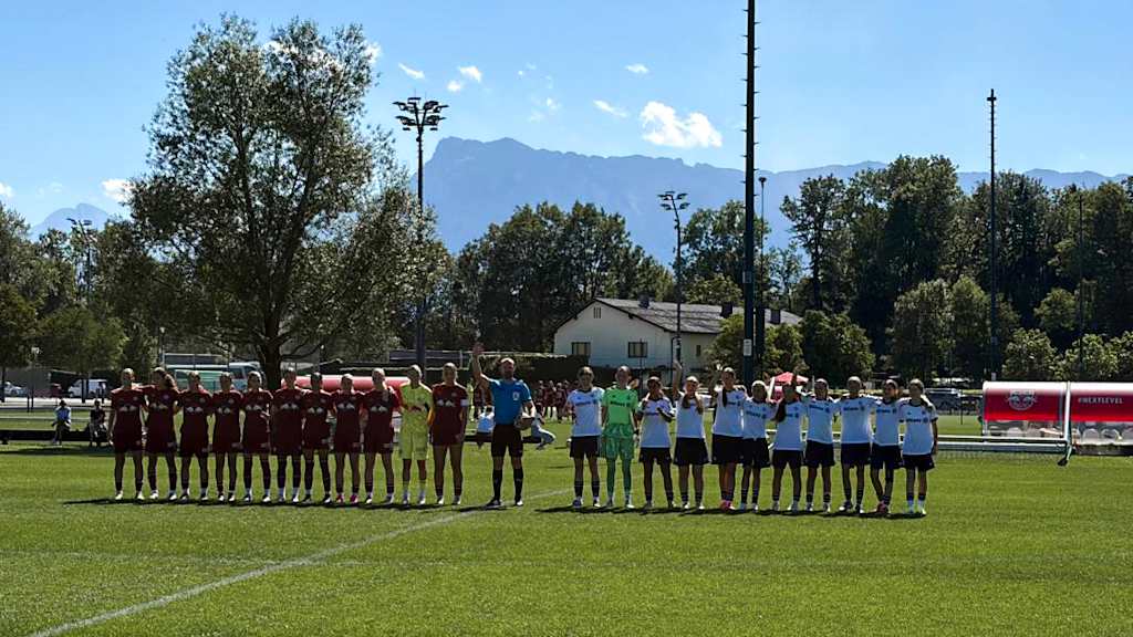 Die U15-Juniorinnen des FC Bayern und die U16 von RB Salzburg nach dem Einlaufen auf dem Platz.
