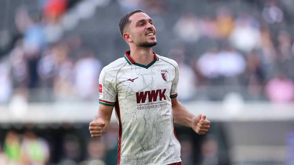 Arijon Ibrahimovic freut sich über seinen Debürtreffer für den FC Ausgburg