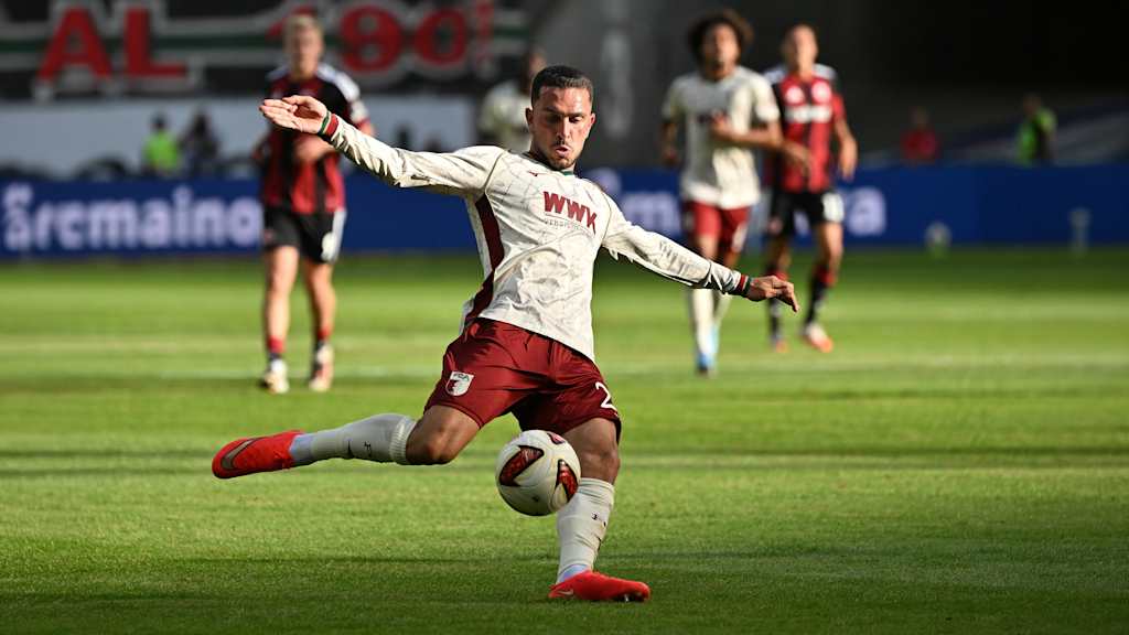 Arijon Ibrahimovic holt zum Schuß aus.