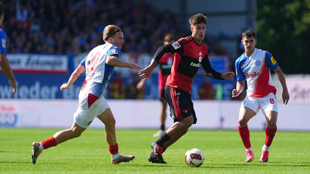 Javier Fernández im Zweikampf mit gleich zwei Kieler Spielern.