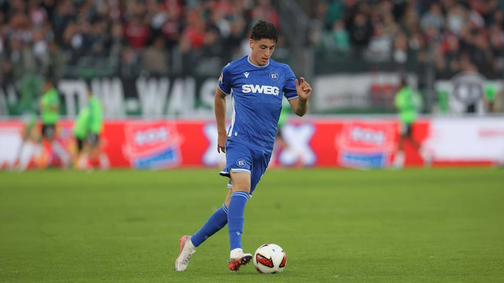 Deniz Ofli im Trikot des KSC dribbelt mit dem Ball am Fuß.
