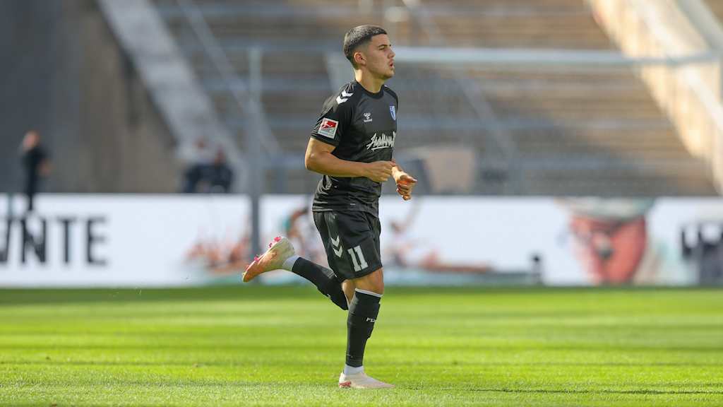 Felipe Chávez läuft bei seinem Debüt für Magdeburg auf das Feld.