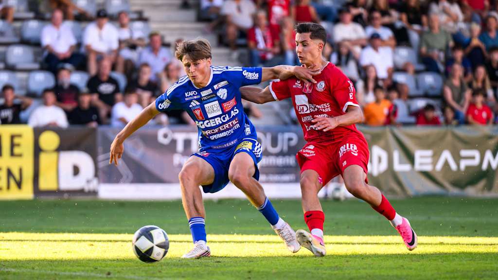 Magnus Dalpiaz stellt gegen seinen Gegenspieler den Körper rein.