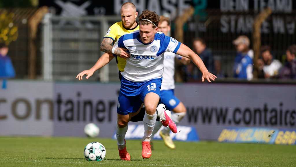Richard Meier schirmt den Ball von seinem Gegenspieler ab.