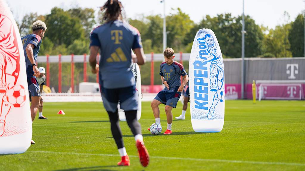 Lennart Karl spielt den Ball zu Luis Diaz im Training des FC Bayern