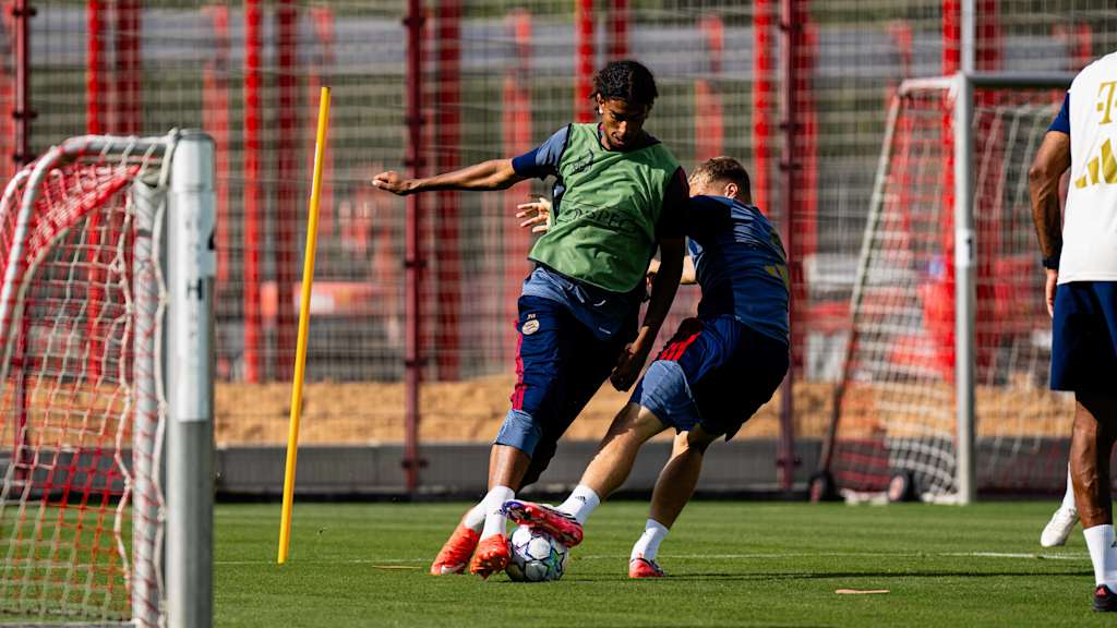 Noah Codjo-Evora im Zweikampf mit seinem Gegenspieler um den Ball.