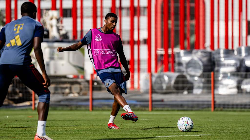 Allen Junior Lambe passt den Ball im Training.