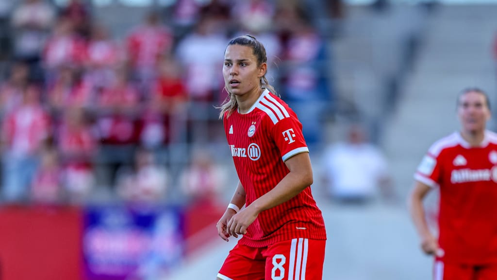 Lena Oberdorf im Einsatz für die FC Bayern Frauen.