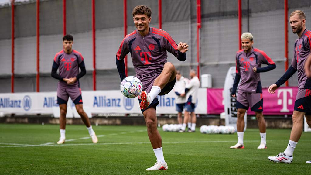Tom Bischof jongliert mit Ball im  im Abschlusstraining des FC Bayern vor dem Champions League-Spiel gegen Bodo/Glimt